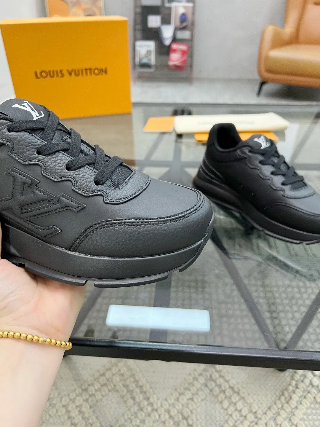 Factory price: 460💰Lv🔍Top purchasing agent🇮🇹 Road The most popular sports shoes for street men are available at the same counter. The uppers are imported cowhide fabrics from Italy, high-quality spliced colorful and complex handicrafts, imported comfortable mesh linings, soles: original soles specially provided by the original factory, T men's men's shoes 💰U foam exclusive movable molded soles are super comfortable, original factory and single goods, 🔍🔍high quality, you can enter and exit the counter at will, welcome to compare, code number 38-44, (45 customized)